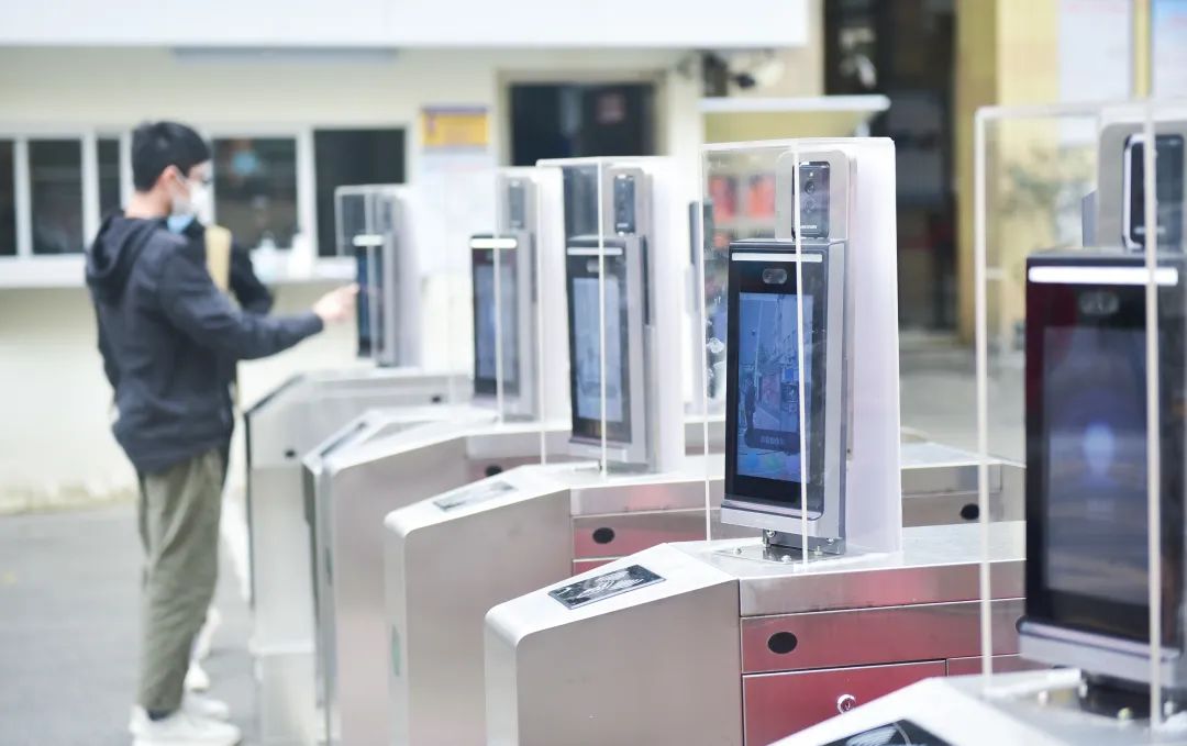 番禺仲元中学返校师生已完成核酸检测,校门装有人脸识别装置和红外线测温仪