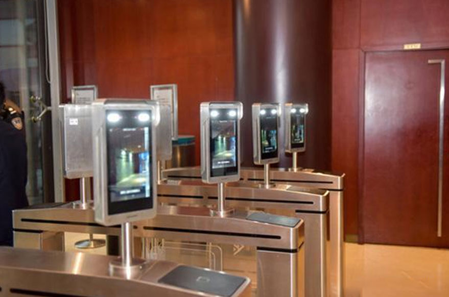 开学季，这所高校在教室里安装了人脸识别系统！网友吵翻…