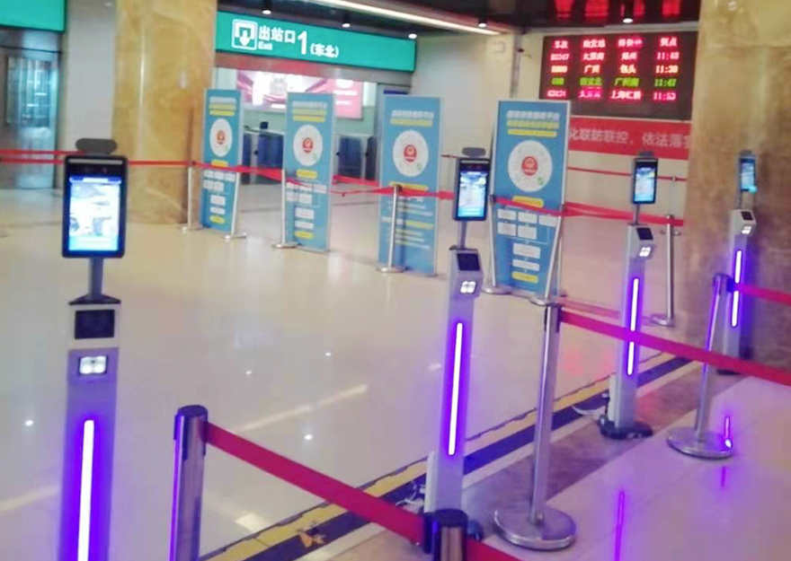 刷脸测温扫码一气呵成，郑州火车站投入16台健康码人证核验测温终端