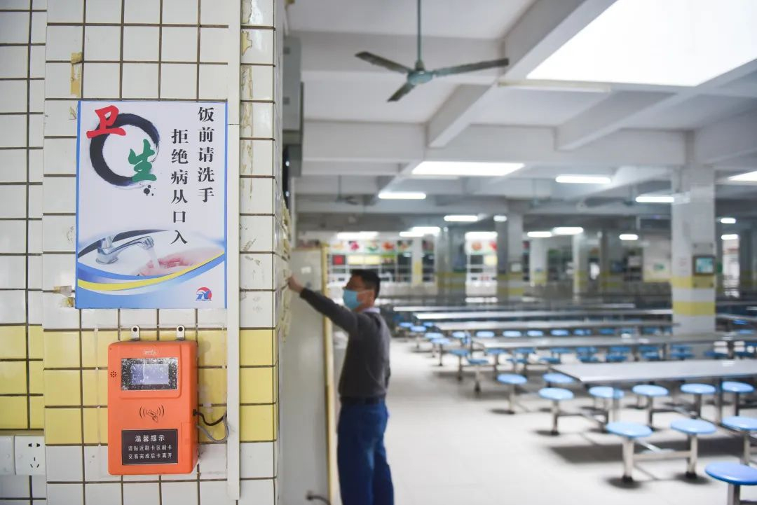 学校饭堂设有隔板,减少用餐时交叉感染风险 学校饭堂设有隔板,减少用餐时交叉感染风险